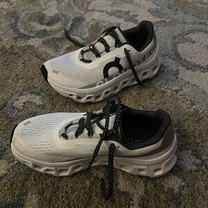 Woman’s OnCloud Monster running gym shoe